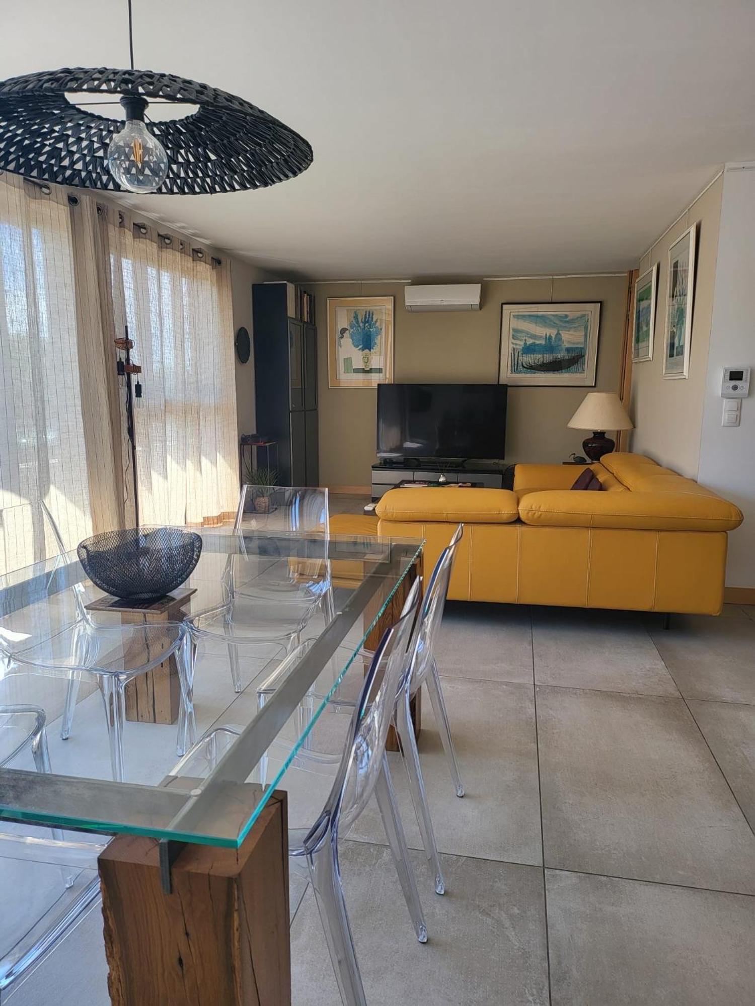 Apartment Standing Bord Sorgue LʼIsle-sur-la-Sorgue