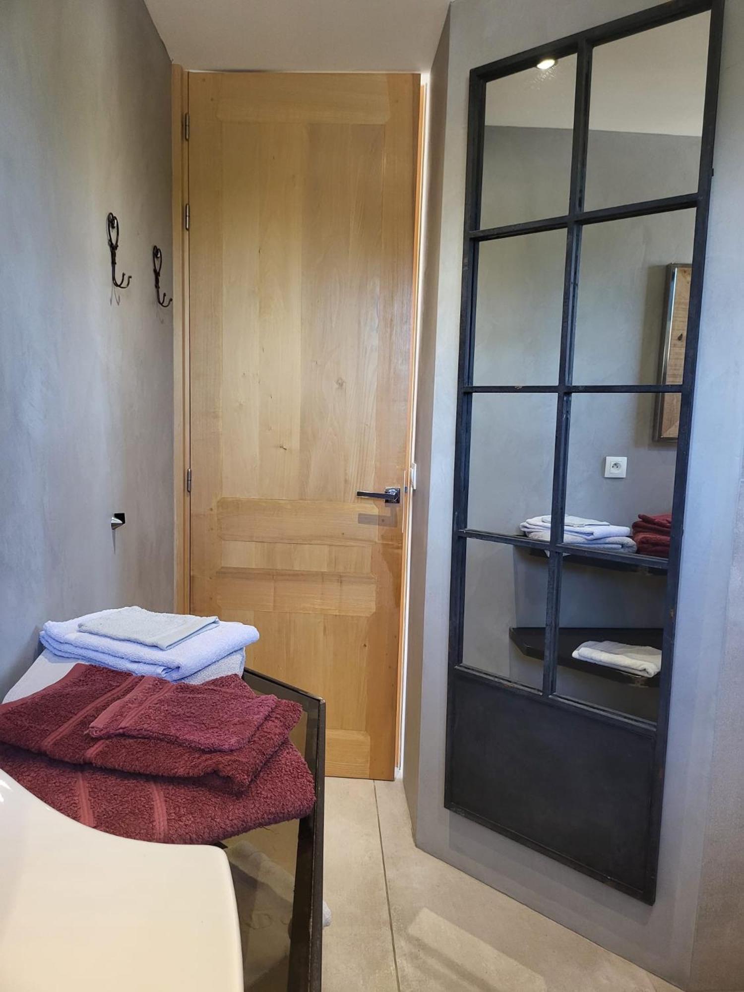 Standing Bord Sorgue Apartment LʼIsle-sur-la-Sorgue